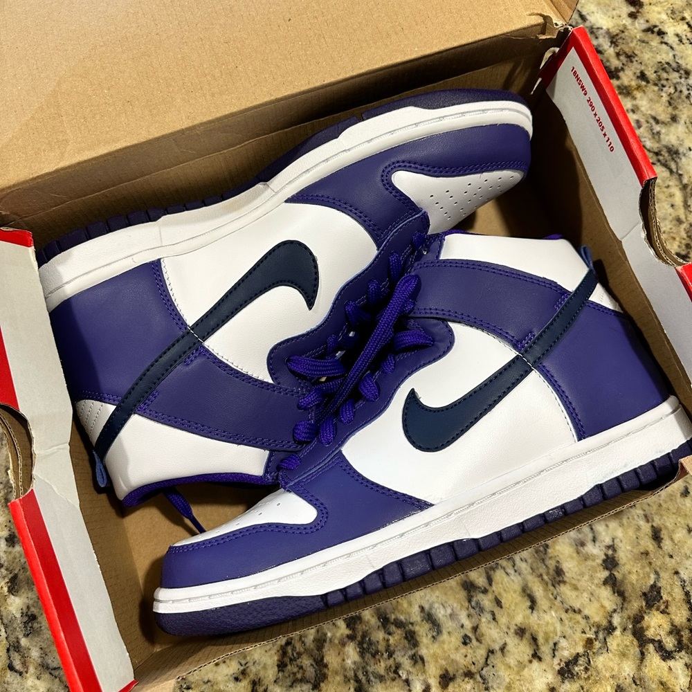 Nike Dunk HI (GS) color: white midnight navy. Size 7Y.